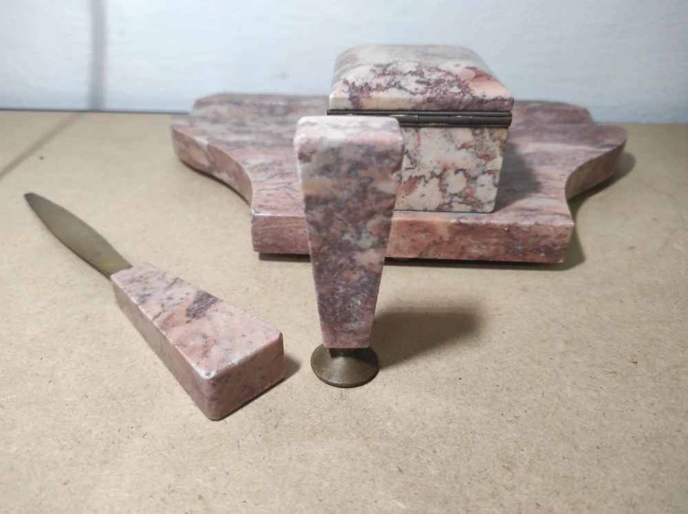 Starý mramorový kalamář