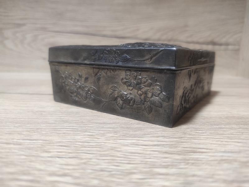 Krásná kovová zdobená šperkovnice 