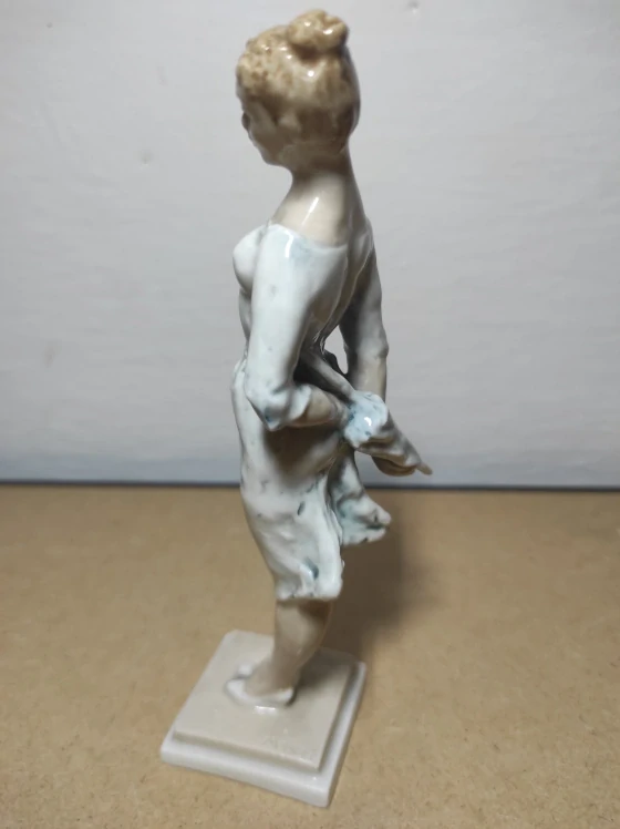 Porcelánová soška dáma s deštníkem 