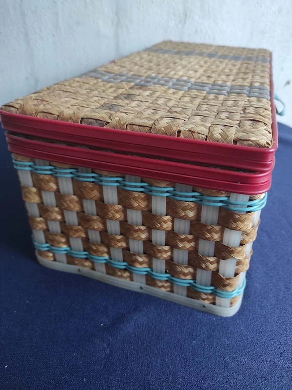Retro proutěný košík na šití 