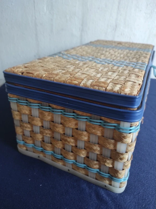 Retro proutěný košík na šití 