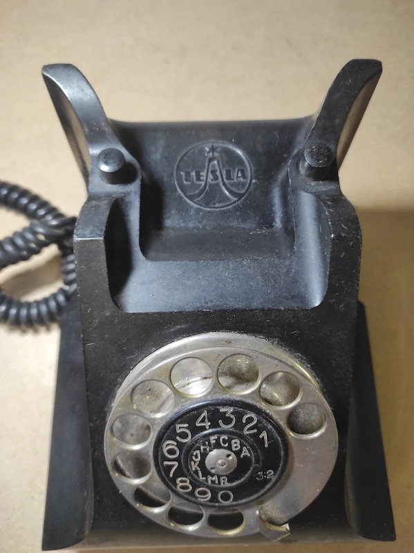 Starý bakelitový telefon - Tesla 