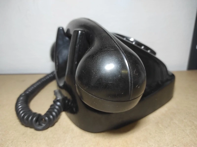 Bakelitový telefon - Tesla 
