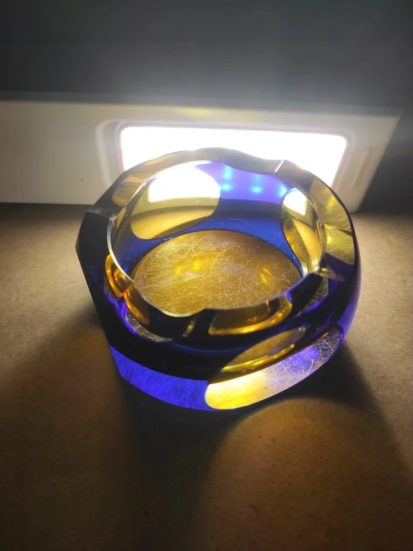 Autorský skleněný popelník