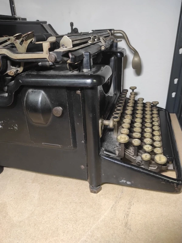 Starý psací stroj - Remington 