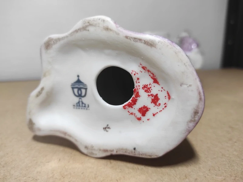 Porcelánová soška - dívka s květinami