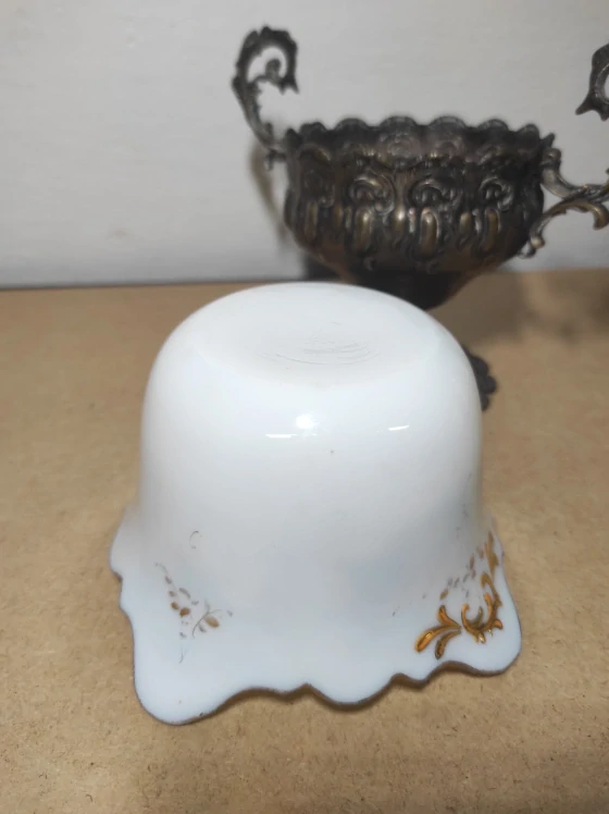 Porcelánová žardiniéra s motivem květin 