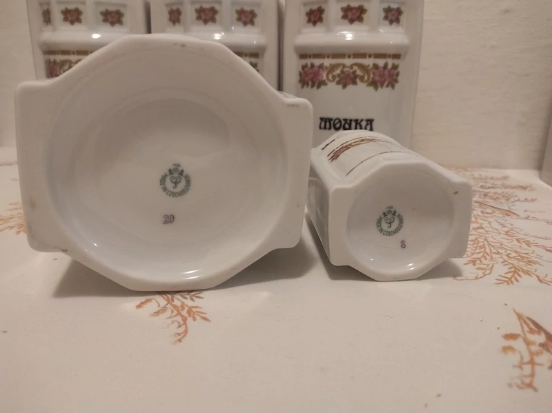 Porcelánové kořenky 