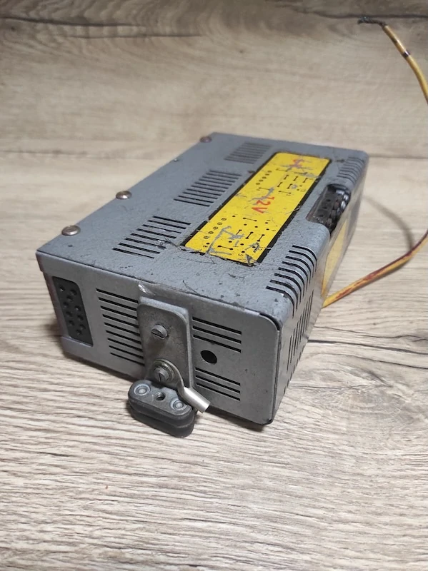 Staré rádio Tesla 2103BV + měnič 