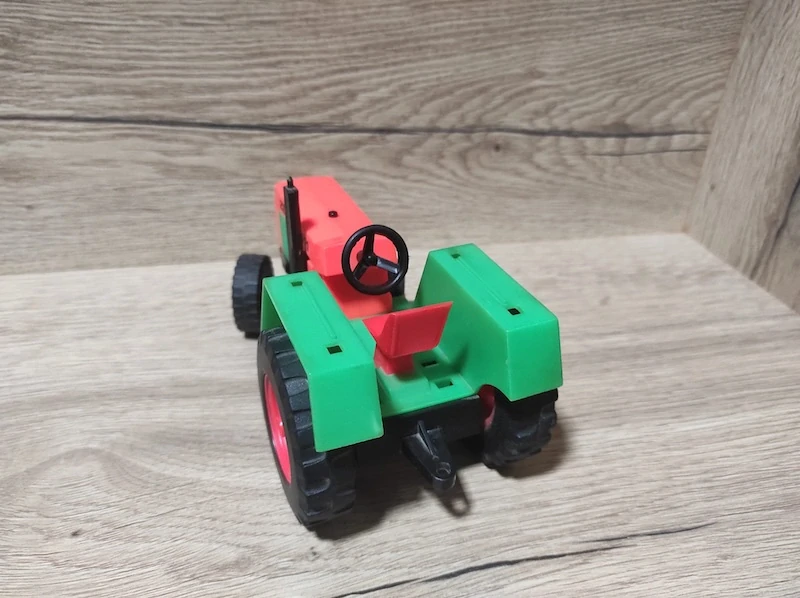 Dubena retro plastový traktor s vlečkou