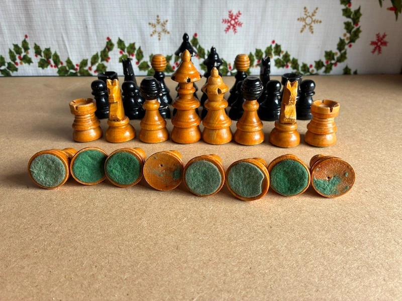 Staré dřevěné šachové figurky