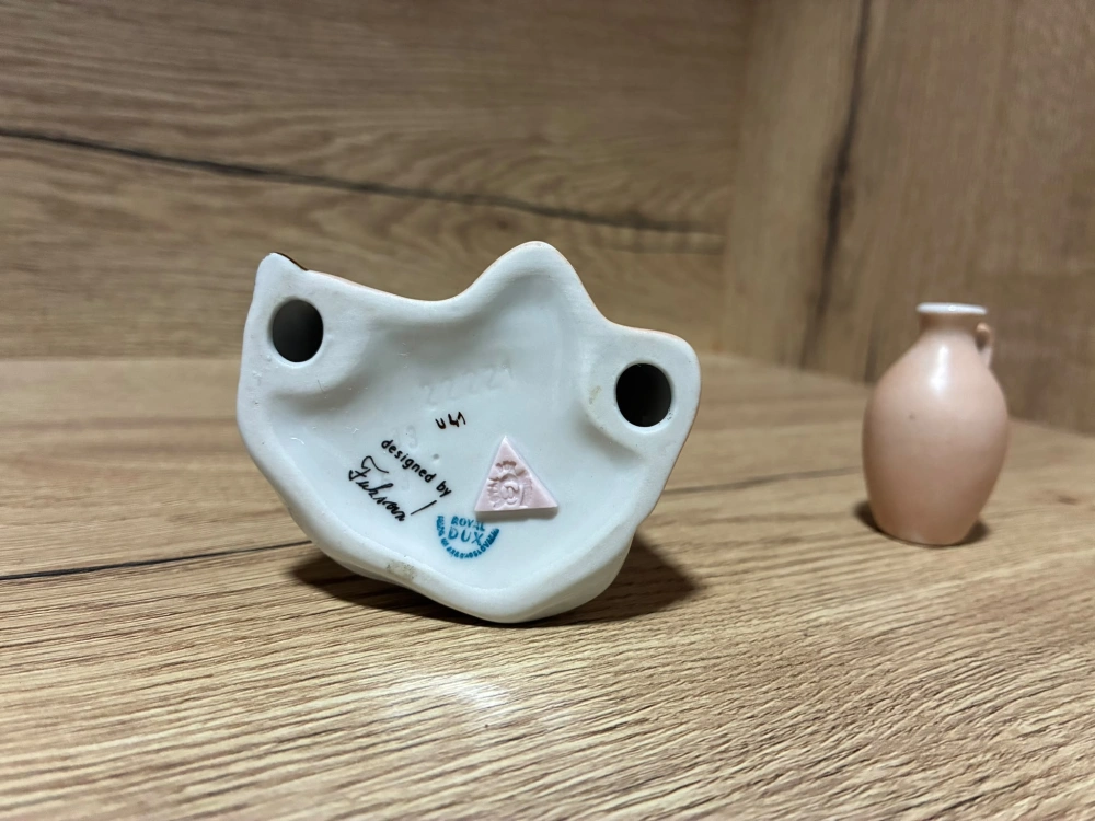 Porcelánová soška Royal Dux – Dáma se džbánem (návrh Fuksová)