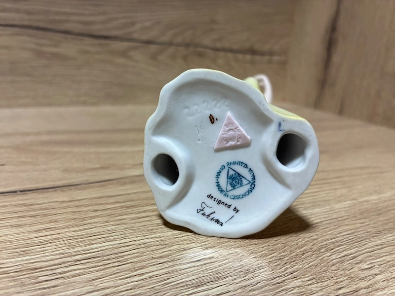 Porcelánová soška Royal Dux – Dáma s vějířem (návrh Fuksová)