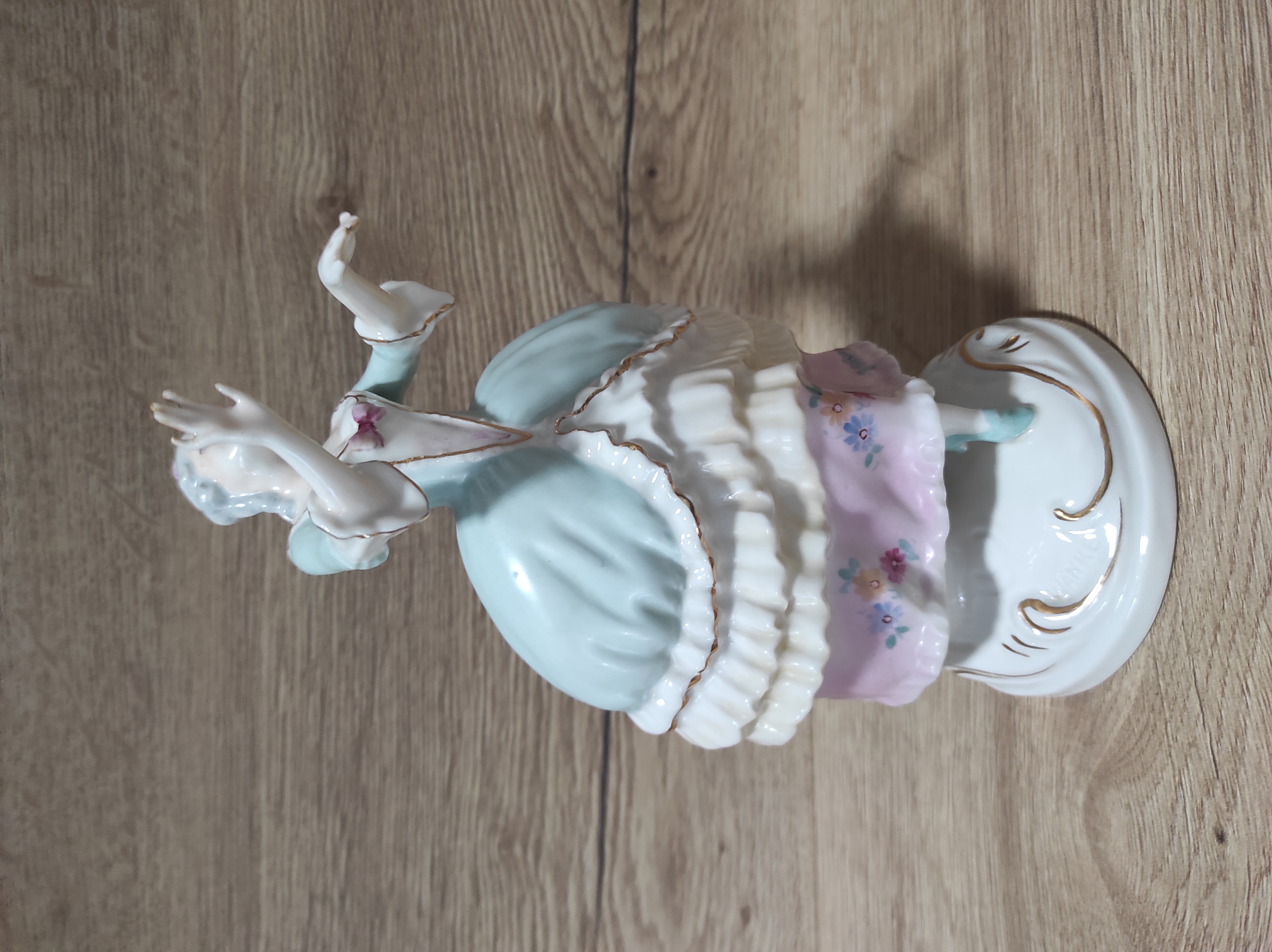 Porcelánová soška dáma, Zn. Royal Dux 