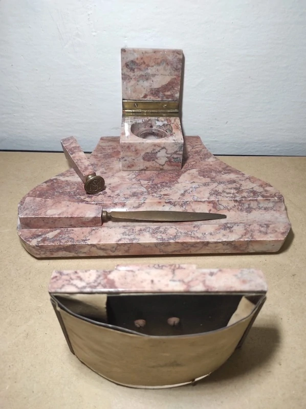 Starý mramorový kalamář