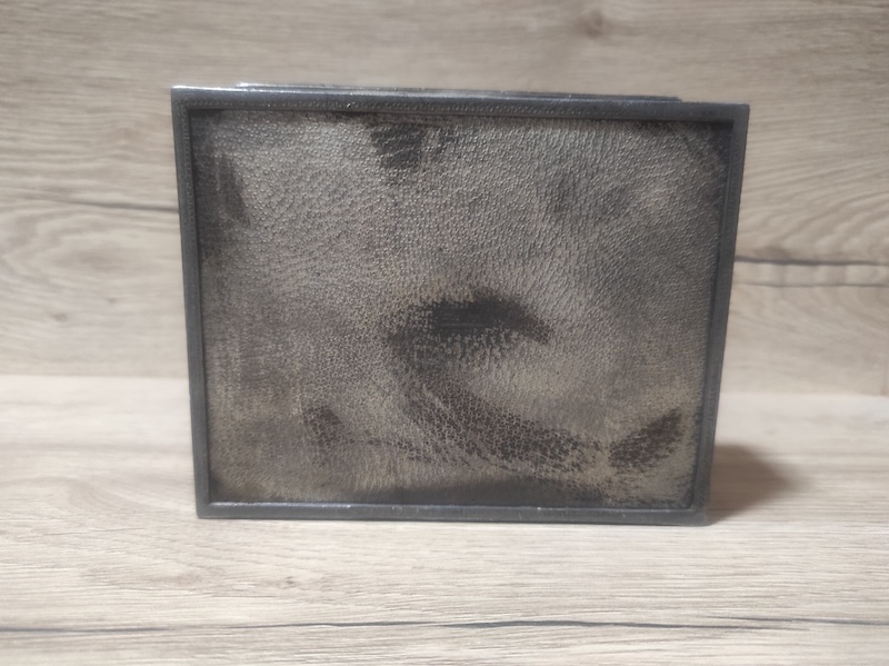 Krásná kovová zdobená šperkovnice 