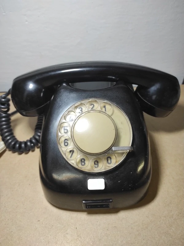 Starý bakelitový telefon - Tesla 