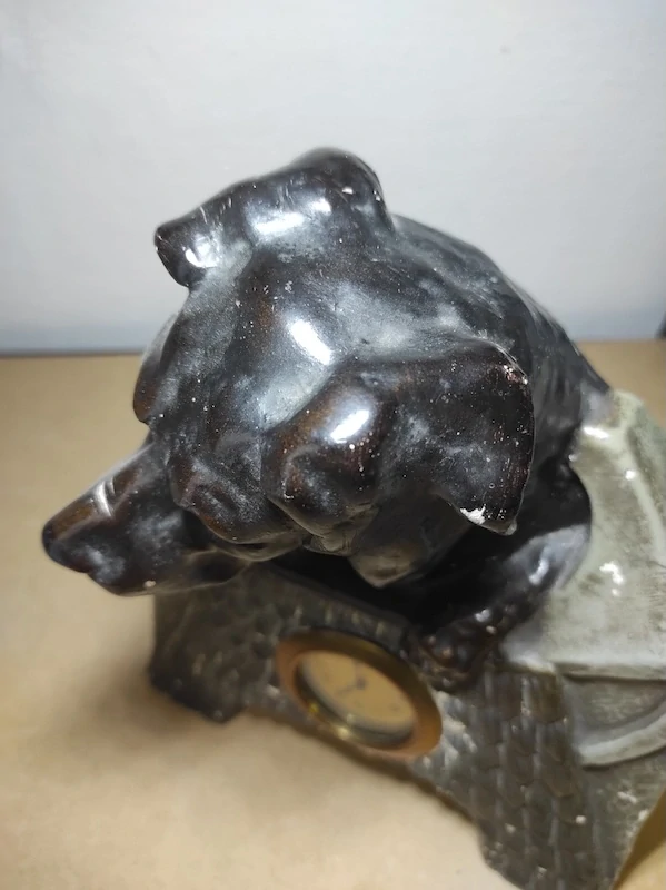 Staré hodiny se psem 