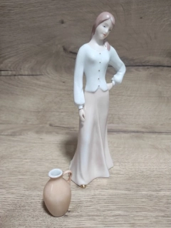 Porcelánová soška Royal Dux – Dáma se džbánem (návrh Fuksová) 