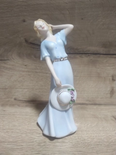 Porcelánová soška Royal Dux – Dáma s kloboukem (návrh Fuksová) 