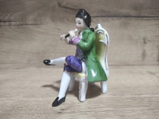 Barokní porcelánová soška – pán s flétnou