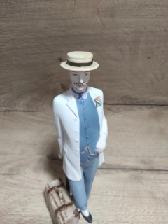 Porcelánová soška Royal Dux – pán s kufříkem a deštníkem