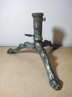 Starý kovový stojan na stromeček 