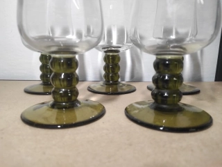 Vínové skleničky na zelené stopce 